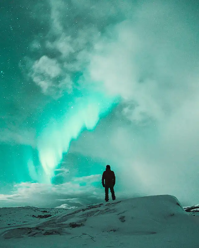 aurora-boreal-hombre-v.webp - Pangea Viajes